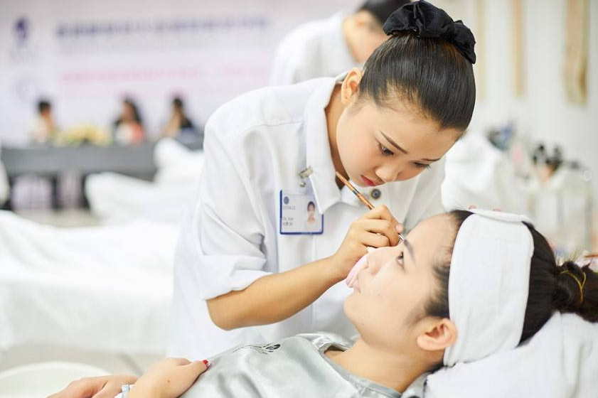 鄭州美博會:學會這10個電話溝通技巧，讓美容師的業績飛起來